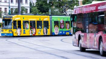 In Bussen und Bahnen des Schweriner Nahverkehrs müssen die Fahrgäste aktuell noch eine Maske.
