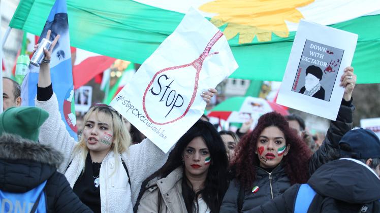 Demonstration von Exil-Iranern in Hamburg gegen das Mullah-Regime im Iran. Der Aufzug stand unter dem Motto: Unterstützu
