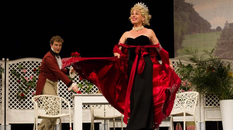 Mit prachtvollen Kostümen, stilvollen Bühnenbildern und dem eingespielten Orchester bringt die Operettenbühne Wien „Wiener Blut“ auf die Bühne des Kleinen Hauses in Delmenhorst.