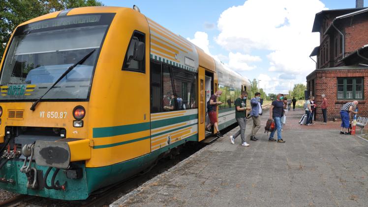 Südbahn: Bahnhof Plau am See mit Fahrgästen