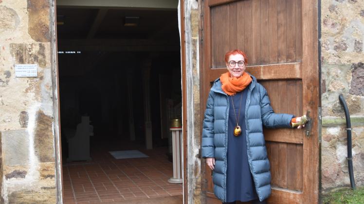 Die Kirche steht allen Menschen offen, auch den Ausgetretenen: Pastorin Susanne Bruns öffnet symbolisch die Seitentür von St. Cyprian und Cornelius in Ganderkesee.