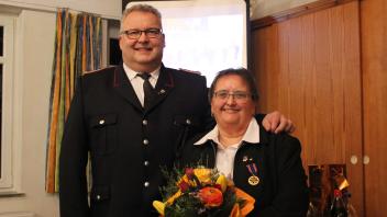 Die Deutsche Feuerwehr-Ehrenmedaille für ihr jahrzehntelanges Engagement für den Spielmannszug erhielt Rita Struck aus den Händen von Kreismusikwart Matthias Krell.