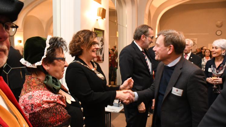 Dr. Johann Wadephul, CDU-Bundestagsabgeordneter und stellvertretender Vorsitzender der Unions-Fraktion im Bundestag, wurde von Bürgermeisterin Janet Sönnichsen begrüßt.  