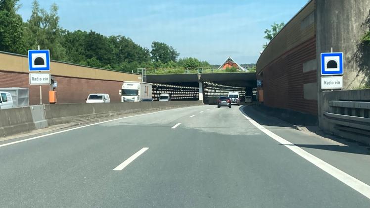 Die Autobahn Westfalen testet auf der A33 im Tunnel Dissen die neue Anbindung der Tunnelüberwachung zur Tunnelleitzentrale in Hamm. Dazu muss der Tunnel in beiden Fahrtrichtungen voll gesperrt werden.
