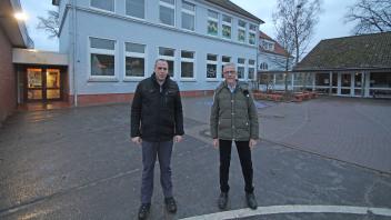 Der Vorsteher des Schulverbands Michael Krohn (links) und Bürgermeister Adolf Luitjens gehören zum Preisgericht beim Architektenwettbewerb der Grundschule.