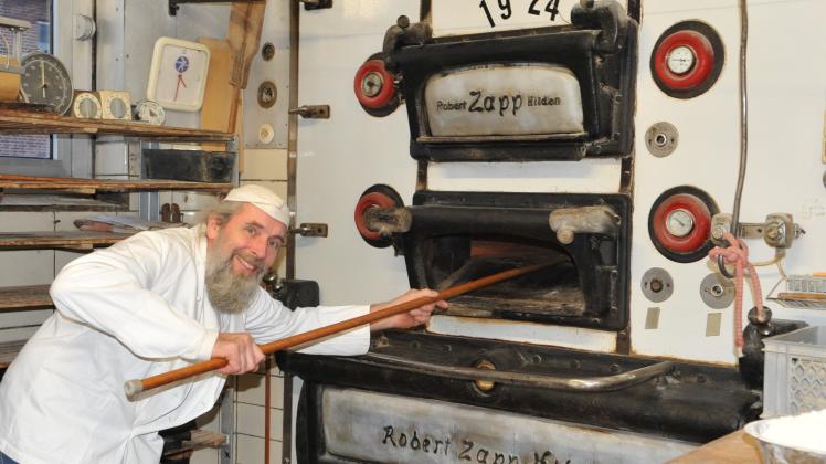 In dem ganz alten Ofen backt Meister Johannes Wind aus Meppen wie schon sein Vater und Großvater das berühmte Schwarzbrot. 