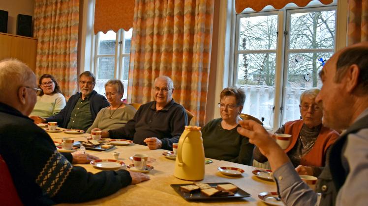 Gern gesehener Gast bei den Senioren der Volkssolidarität in Zickhusen ist Bürgermeister Hansjörg Rotermann(r.). Bei ihm konnten sie jetzt wieder Sorgen und Fragen loswerden. 