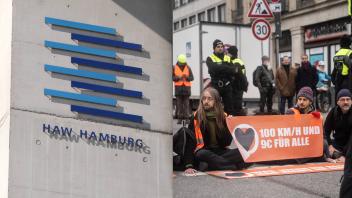 Regelmäßig kleben sich Aktivisten der „Letzten Generation“ an Straßen fest und blockieren sie so. An der staatlichen Hochschule für Angewandte Wissenschaft in Hamburg informierten sie über ihre Protestform. 