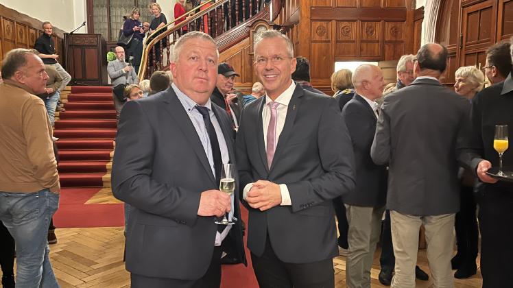 Der Bürgermeister der Gemeinde Sylt, Nikolas Häckel (r.) und Bürgervorsteher Frank Zahel am Donnerstagabend im Rathaus in Westerland.