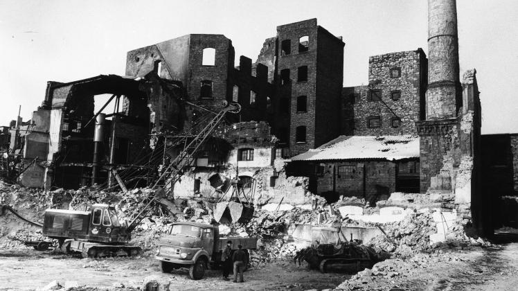 Im Januar 1963 begann die Beräumung des Ruinengrundstücks der Schnapsbrennerei Gosling am Neumarkt. Hier die Gebäude-Rückseiten von der Seminarstraße aus gesehen. 