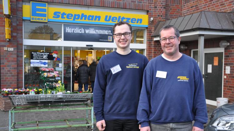 Die nächste Generation steht bereits in den Startlöchern: Seit einem Jahr bekommt Stephan Ueltzen (r.) in seinem Edeka-Markt Unterstützung von Sohn Philip.