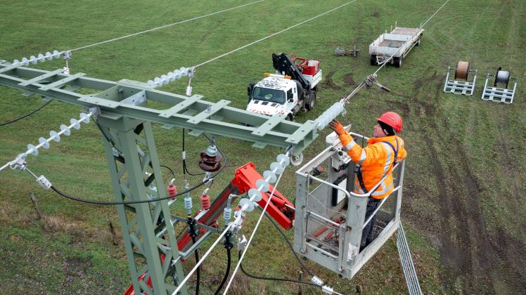 Der westmecklenburgische Energieversorger Wemag  investiert zwischen Ludwigslust und der Gemeinde Göhlen in eine neue und 7,5 Kilometer lange Mittelspannungsfreileitung. Das Pilotprojekt in Form einer leichteren Bauweise soll die Energievesorgung in Westmecklenburg besser absichern und  auch in  weiteren Versorgungsbereichen eine Umsetzung erfahren. Mitarbeiter vom Elektroanlagenbau Garkisch aus der Prignitz zogen jetzt die neue Freileitung ein. 13.01.2023 Foto Volker Bohlmann
