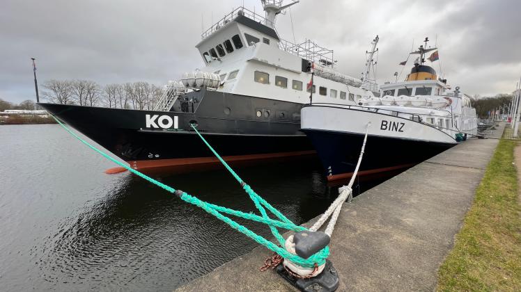 Fest verzurrt: Die Ausflugsschiffe „Koi“ und „Binz“ liegen im Paket am Obereiderhafen.