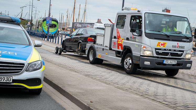 Ein Abschleppwagen der Firma Joost schleppt einen Falschparker am Flensburger Hafen ab.