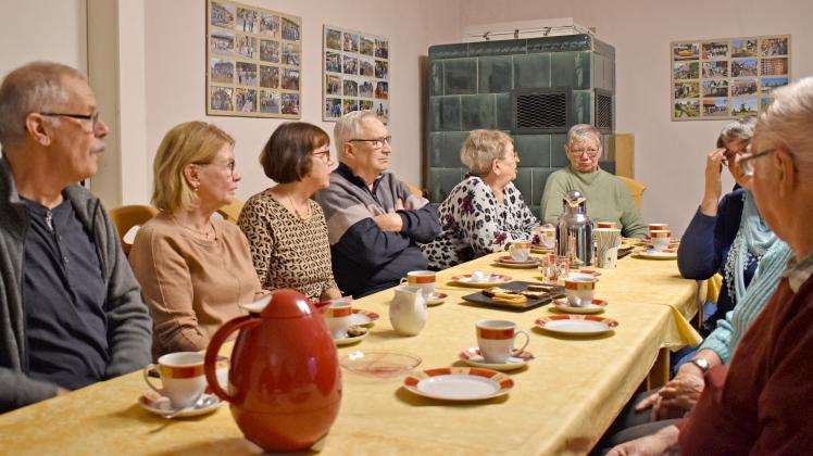 Regelmäßig kommen die Senioren jetzt wieder im Lindentreff im Zickhusener Gutshaus zusammen, um sich ein paar schöne Stunden zu machen. 