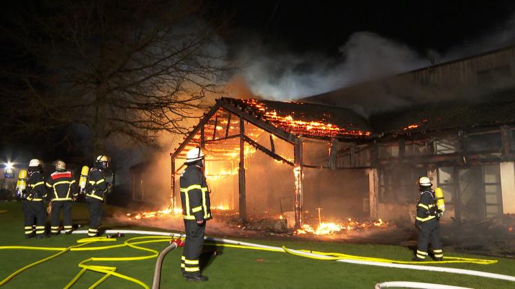 Brennende Halle auf Golfplatz verursacht Großeinsatz