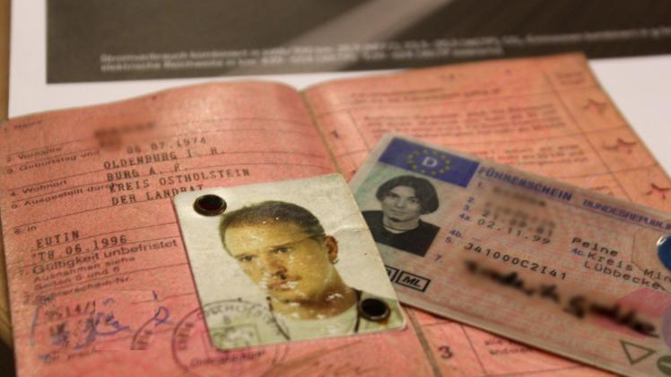 Haben auch schon mal bessere Tage gesehen: die Führerscheine zweier Mitglieder der dk-Redaktion. In den kommenden Jahren müssen unzählige Papier- und Scheckkarten-Führerscheine in der Delmenhorster Führerscheinstelle umgetauscht werden. 