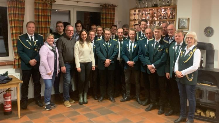 Die neuen und alten Vorstandsmitglieder des Schützenvereins Voltlage-Weese sowie die Geehrten.