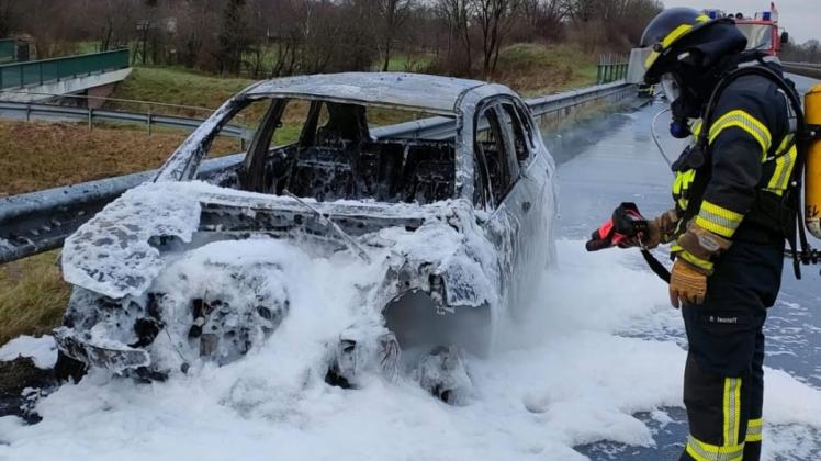 Das Auto brannte trotz des schnellen Eingreifens der Feuerwehren Bunde und Wymeer vollständig aus.