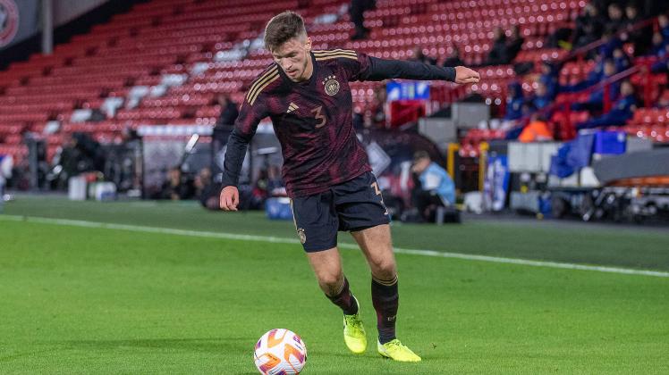 *** Noah Katterbach (3) of Germany prepares a cross during the International Friendly, Länderspiel, Nationalmannschaft m