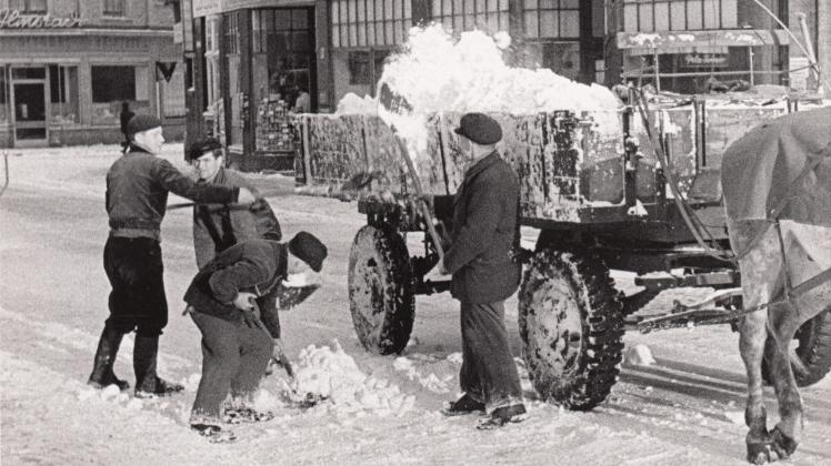 Heutzutage ein seltener Anblick: Schneemassen werden im Februar 1952 an der Bahnhofstraße weggeräumt.