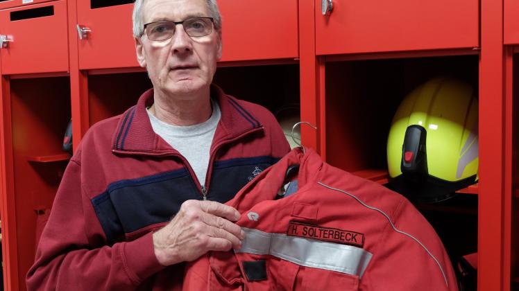 Das fiel ihm schwer: Mit Ende des aktiven Dienstes bei der Feuerwehr Erfde hat Heino Solterbeck den Schrank für die Einsatzkleidung geräumt.
