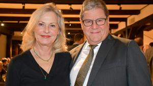 Holms Bürgermeister Uwe Hüttner mit seiner Frau Margit beim Neujahrsempfang. Mit ihr gemeinsam begrüßte er die Gäste.