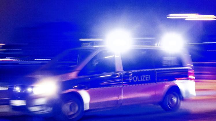 06.12.2021, Deutschland, Symbolfoto Polizeieinsatz *** 06 12 2021, Germany, symbol photo police operation