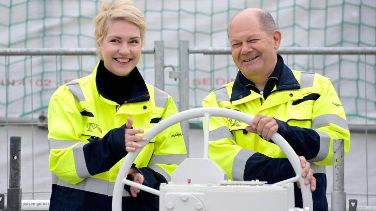 Manuela Schwesig und Olaf Scholz bei der offiziellen Inbetriebnahme des LNG-Terminals Deutsche Ostsee im Industriehafen 