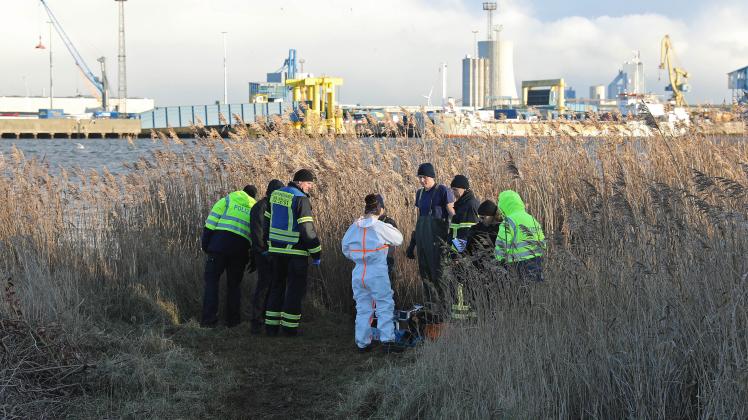 Polizei und Feuerwehr sind am Sonntagnachmittag, 15. Januar, in den Rostocker Ortsteil Groß Klein gerufen worden, weil Spaziergänger im Uferbereich der Unterwarnow den Leichnam eines Mannes entdeckt hatten.