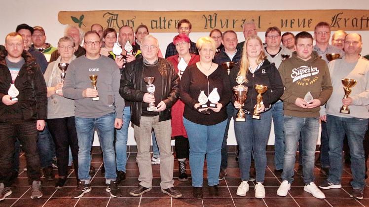 Zum Abschluss des großen Pokalschießens auf dem neuen Schießstand des Schützenvereins Neuenkirchen im Hülsen wurden die Sieger gekürt.