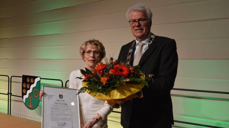 Wolfgang Balasus überreicht Ursula Glage Blumen.