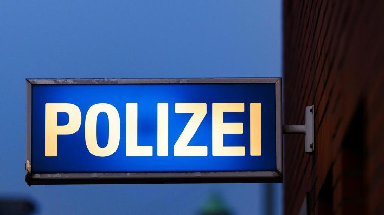 Ein Schild POLIZEI an einer Polizeiwache in Frechen. Die Polizei warnt diesen Winter wieder verstärkt vor Schockanrufen