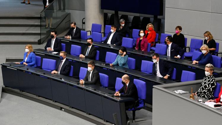 Das Kabinett Scholz 1 in der 5. Sitzung des Deutschen Bundestages mit der Wahl des neuen Bundeskanzlers im Reichstagsgeb