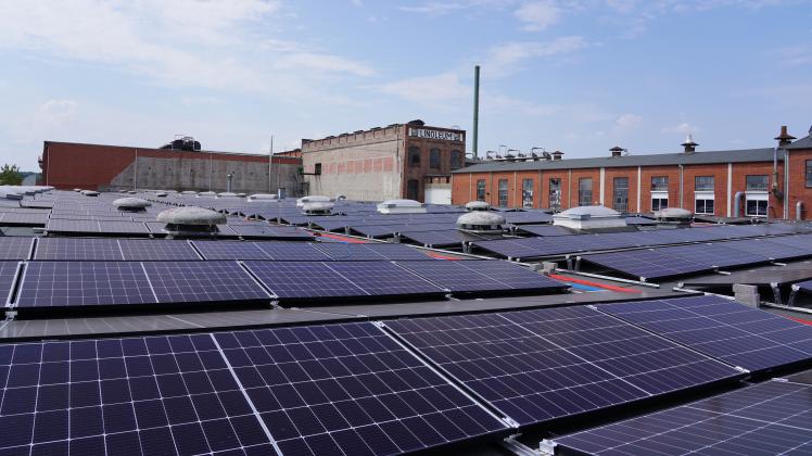 Das DLW-Werk an der Ludwig-Kaufmann-Straße setzt seit 2022 auf Solarstrom und kann damit die komplette Produktion mit Ökostorm versorgen.
