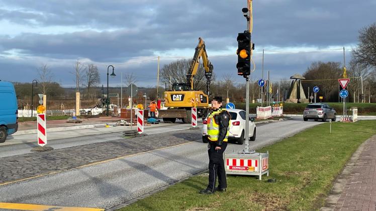 Am Montag regelten Polizisten den Verkehr auf der Baustelle der B203 in Büdelsdorf.