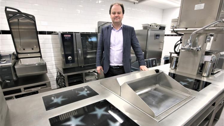 Energieeffizienz als Klimaschutz: Louis Solms rät Köchen zu Induktionsherden. Sie verhindern, dass sich Küchenräume etwa durch Gasflammen aufheizen und folglich Lüftungen anspringen müssen.  