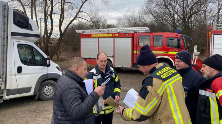 Die Feuerwehrleute des Hilfskonvois tauschen an der polnisch-ukrainischen Grenzen mit den Kameraden aus Lwiw Informationen aus.

