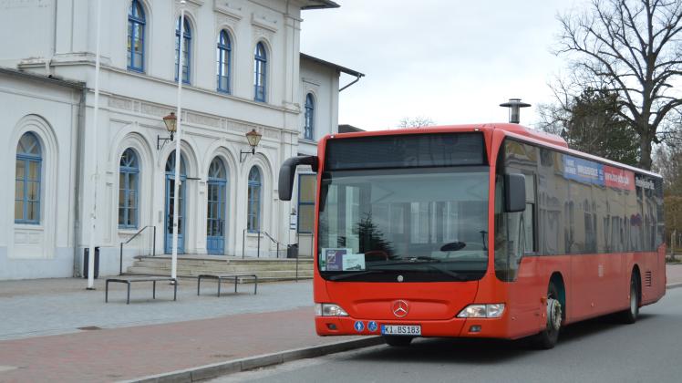 Keine Anzeige am Bus, keine gekennzeichnete Haltestelle vor dem Bahnhof in Eutin. Die zusätzlichen Schnellbusse von Erixx auf der Strecke Eutin - Lübeck haben nicht nur skurrile Fahrpläne, sondern sind auch schwer zu finden. 