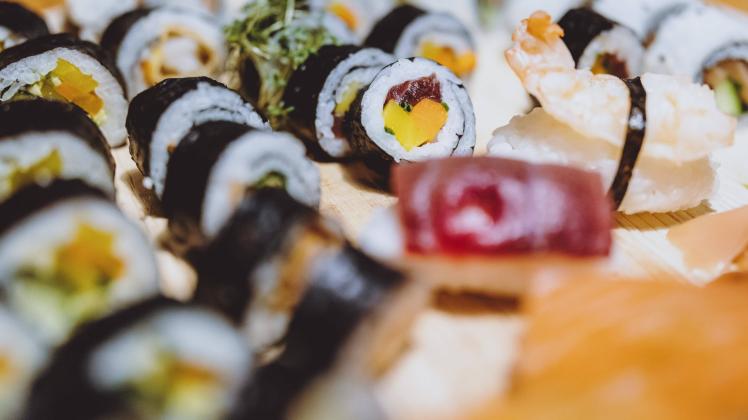 Kaprun THEMENBILD - Sushi von einem Restaurant nach Hause geliefert, aufgenommen am 05. Feber 2021 in Kaprun, Österreich
