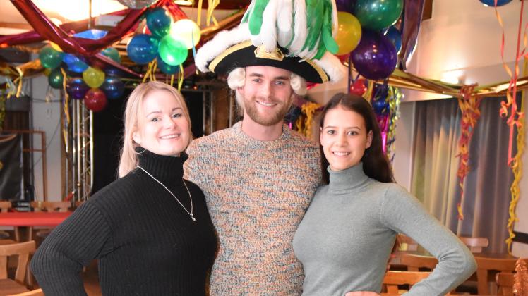 Neues und Bewährtes bei den Büttenabenden: Während Jenny Tönjes (links) das Publikum zum Lachen bringen möchte, bilden Helge Petershagen als neuer Gardemajor und Isabell Hillmann das Funkenpaar der Grünen Garde.
