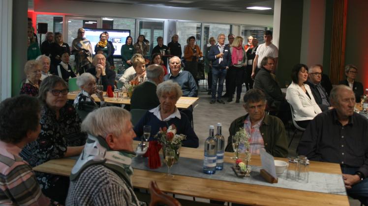 Mehr als 60 geladene Gäste waren zum Neujahrsempfang in das Restaurant „Kümmken“ der Volkssolidarität gekommen, darunter auch Bewohner des Mehrgenerationenprojektes in Ludwigslust.