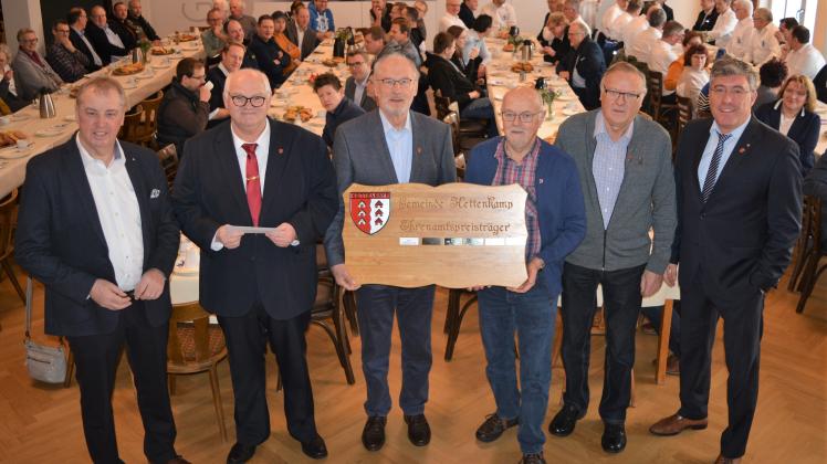 Werner Lager, Reinhard Wilke und Michael Johanning (rechts) übergaben den Ehrenamtspreis der Gemeinde Kettenkamp 2023 an das „Zeltlagerteam der ersten Stunde“: Hubert Biemann, Josef Lienesch und Johannes Lienesch.