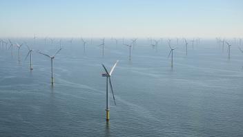 Ministerpräsident Stephan Weil besucht Offshore-Windpark