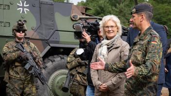 KINA - Eine Ministerin legt ihr Amt nieder