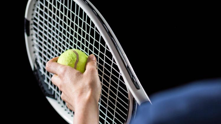 Tennis player holding a racquet ready to serve model released Symbolfoto PUBLICATIONxINxGERxSUIxAUT
