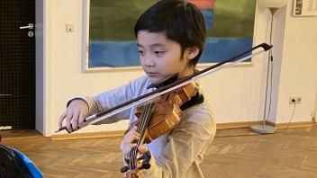 Der junge Violinist Duc Giang übt für Jugend musiziert