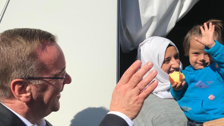 Boris Pistorius beim Besuch eines Flüchtlingslagers auf Lesbos.