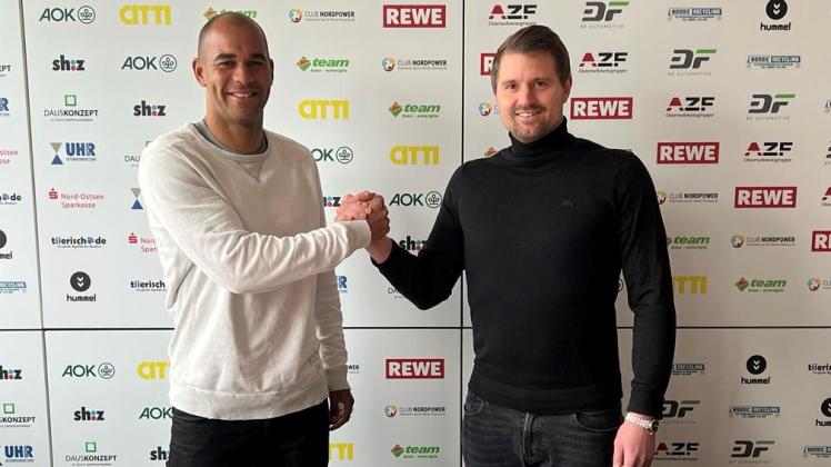 Neuer Trainer beim SC Weiche Flensburg 08: Benjamin Eta (li., hier mit Sport-Geschäftsführer Christian Jürgensen).