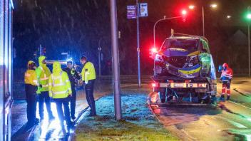 Lebensgefährliche Verfolgungsjagd durch mehrere NRW-Städte und Autobahnen Ein Fahrzeug sollte wegen eines Handyverstoßes